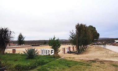 Bonita casa campestre de una planta, con amplio jardín y acabados muy agradables.