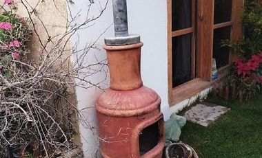 Bonita casa campestre de una planta, con amplio jardín y acabados muy agradables.
