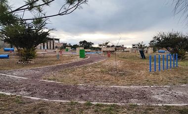 Bonita casa campestre de una planta, con amplio jardín y acabados muy agradables.