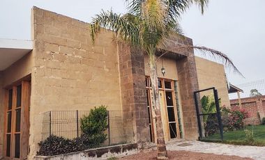 Bonita casa campestre de una planta, con amplio jardín y acabados muy agradables.