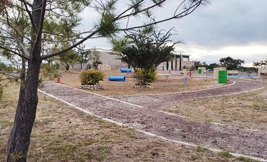 Bonita casa campestre de una planta, con amplio jardín y acabados muy agradables.