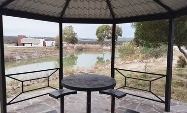 Bonita casa campestre de una planta, con amplio jardín y acabados muy agradables.