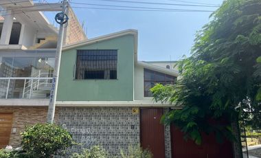 Se Vende Casa De Tres Pisos En Los Olivos