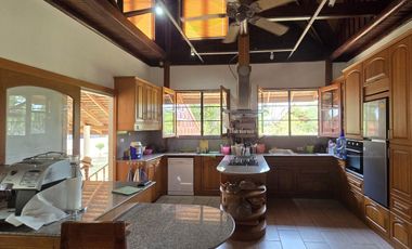 Chanthaburi: Noble 6-bedroom traditional lake estate on over 3.000 sqm