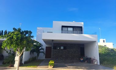 Casa en venta en Merida,Yucatan en CHOLUL, en Privada con 3 Reamaras y Alberca