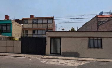 Casa con terreno en venta en la Col. Prado Churubusco, Coyoacán, CDMX