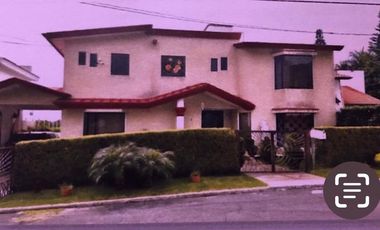 VENTA CASA TRES RECAMARAS EN DOS NIVELES CON ALBERCA LOMAS DE COCOYOC