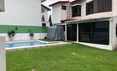 VENTA CASA TRES RECAMARAS EN DOS NIVELES CON ALBERCA LOMAS DE COCOYOC