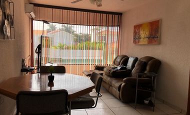 VENTA CASA TRES RECAMARAS EN DOS NIVELES CON ALBERCA LOMAS DE COCOYOC
