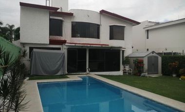 VENTA CASA TRES RECAMARAS EN DOS NIVELES CON ALBERCA LOMAS DE COCOYOC