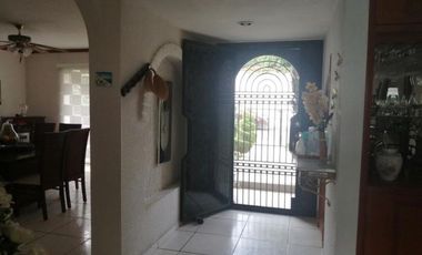 VENTA CASA TRES RECAMARAS EN DOS NIVELES CON ALBERCA LOMAS DE COCOYOC