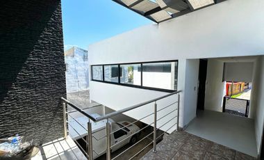 Casa moderna con oficina rooftop y bodega