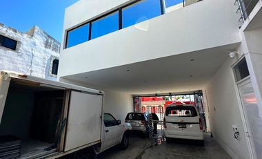 Casa moderna con oficina rooftop y bodega
