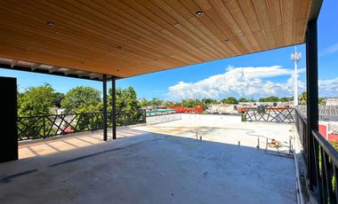 Casa moderna con oficina rooftop y bodega