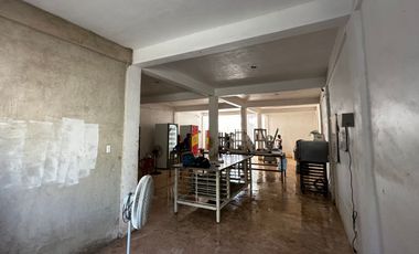 Casa moderna con oficina rooftop y bodega