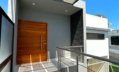 Casa moderna con oficina rooftop y bodega