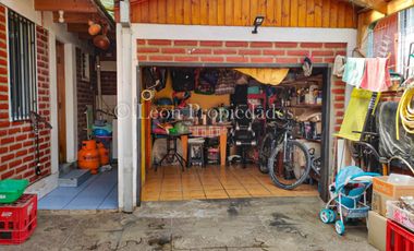 Se vende casa esquina con negocio incluido en Curacavi centro.