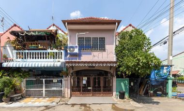 Townhouse, Buakaew Village, Sam Khok, Pathum Thani.