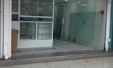 Alquiler de un local comercial en la avenida del Periodista, Nueva Kennedy frente a la Clínica Kennedy y el Policentro