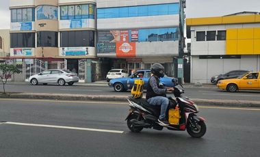 Alquiler de un local comercial en la avenida del Periodista, Nueva Kennedy frente a la Clínica Kennedy y el Policentro