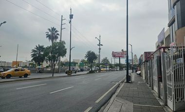 Alquiler de un local comercial en la avenida del Periodista, Nueva Kennedy frente a la Clínica Kennedy y el Policentro