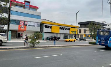Alquiler de un local comercial en la avenida del Periodista, Nueva Kennedy frente a la Clínica Kennedy y el Policentro