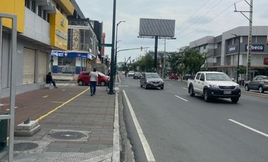 Alquiler de un local comercial en la avenida del Periodista, Nueva Kennedy frente a la Clínica Kennedy y el Policentro