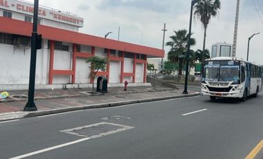 Alquiler de un local comercial en la avenida del Periodista, Nueva Kennedy frente a la Clínica Kennedy y el Policentro
