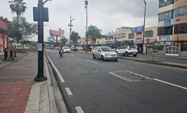 Alquiler de un local comercial en la avenida del Periodista, Nueva Kennedy frente a la Clínica Kennedy y el Policentro