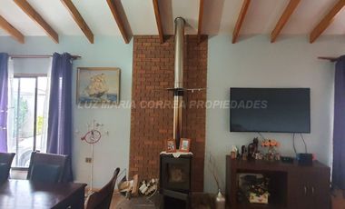 Encanto Residencial en La Calera: Hermosa Casa de 4 Dormitorios con Piscina y 3 estacionamientos