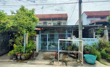 Quick Deal !! Townhouse Sai Noi, Bua Thong Land Village, 28 sq m, behind the edge of the front, not bumping into anyone, the lowest price.
