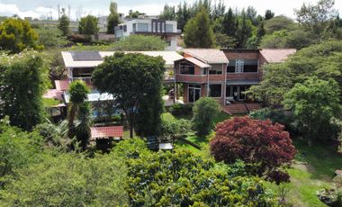 Casa de venta con amplio terreno en Tumbaco Ecuador con 3 dormitorios