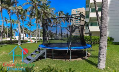 Departamento de playa en oportunidad por Otis. Terraza con jacuzzi y vista frontal al mar