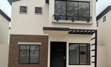 Casa de estreno en venta Urbanizacion Los Prados via Salitre cerca del Colegio Tejar.