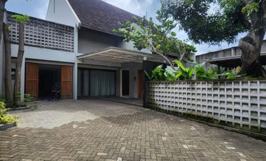 Rumah Mewah Bergaya Villa Di Kawasan Cilandak Jakarta Selatan