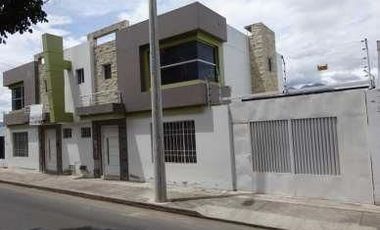 En venta casa en Atuntaqui, frente a la escuela Mía