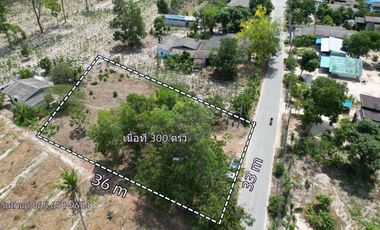 Land for sale, price below market, area 300 sq m, next to a paved road, complete with electricity and water. Near Rojana Industrial Estate, Ban Khai, Rayong
