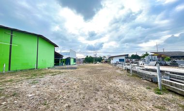 Almost 28 rai of land with buildings in a prime location is for sale near Khao Lak Beach in Takua Pa, Phang Nga.