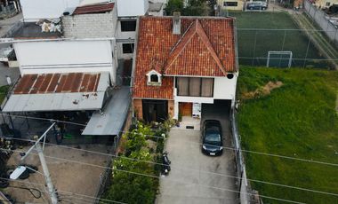 Casa con amplio terreno cerca de la feria libre