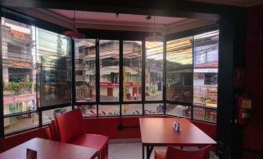 Desde los inicios de Tarapoto, este local ha saciado antojos con sus hamburguesas y bebidas. Tres pisos operativos + azotea lista para conquistar.