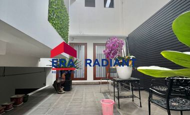 Rumah Hook Modern 2 Lantai di Jl Abdul Majid Dalam, Jakarta Selatan