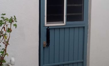 Habitación ideal para caballero profesionista, empleado con trabajo estable, catedrático o académico de nivel posgrado. A media cuadra del Boule