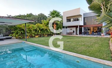 Casa en Venta en Cancún en Residencial Lagos del Sol con Alberca a Pie de Lago
