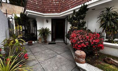 Casa por Pablo Neruda y Patria, Col. Loma Real en Zapopan