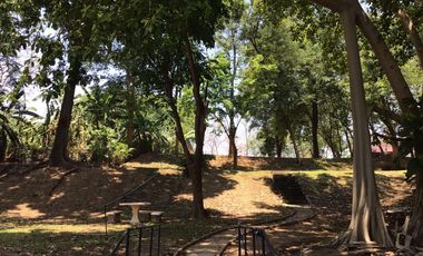 TWO HOUSES AND RAFT ON 30 METERS ALONG THE KWAE YAI JUST 10 KM FROM DOWNTOWN KANCHANABURI!!!