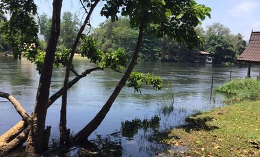 TWO HOUSES AND RAFT ON 30 METERS ALONG THE KWAE YAI JUST 10 KM FROM DOWNTOWN KANCHANABURI!!!