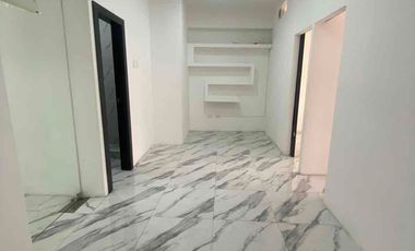 LOCAL EN ALQUILER - MEZANINE ESQUINERO EN ZONA ESTRATÉGICA Y COMERCIAL. ROCAUERTE Y NAPOLEON MERA EDIFICIO ESQ.  - MACHALA-EL ORO-ECUADOR.