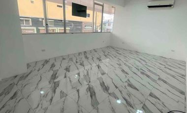 LOCAL EN ALQUILER - MEZANINE ESQUINERO EN ZONA ESTRATÉGICA Y COMERCIAL. ROCAUERTE Y NAPOLEON MERA EDIFICIO ESQ.  - MACHALA-EL ORO-ECUADOR.