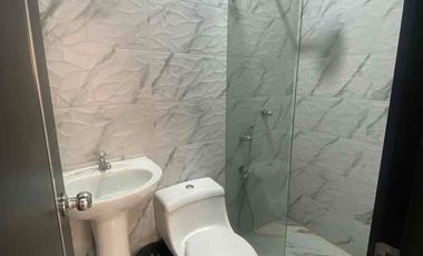 LOCAL EN ALQUILER - MEZANINE ESQUINERO EN ZONA ESTRATÉGICA Y COMERCIAL. ROCAUERTE Y NAPOLEON MERA EDIFICIO ESQ.  - MACHALA-EL ORO-ECUADOR.