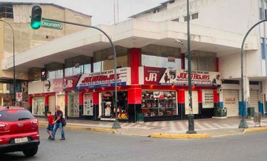 LOCAL EN ALQUILER - MEZANINE ESQUINERO EN ZONA ESTRATÉGICA Y COMERCIAL. ROCAUERTE Y NAPOLEON MERA EDIFICIO ESQ.  - MACHALA-EL ORO-ECUADOR.
